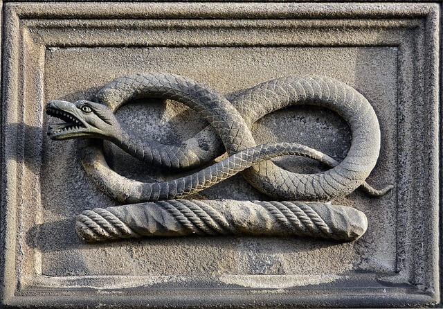 antica-scultura-di-un-serpente-che-forma-una-spirale
